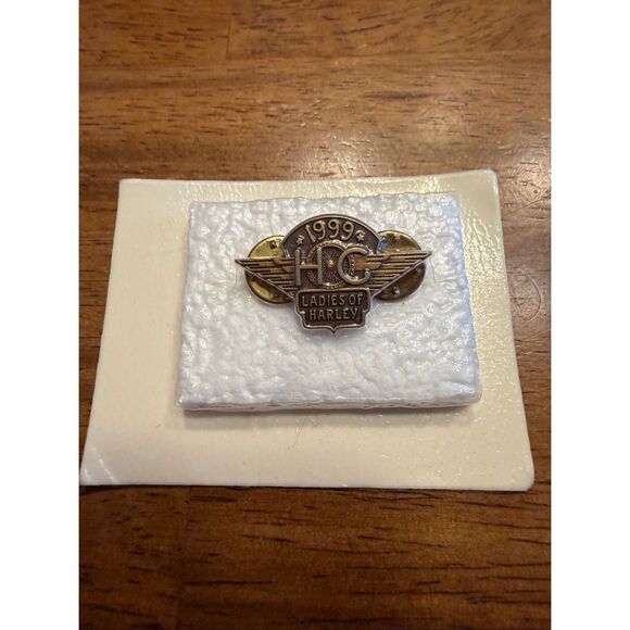 Vintage 1999 Harley Davidson HOG Owners Group Ladies of Harley Women's Vest Pin - Picture 1 of 3